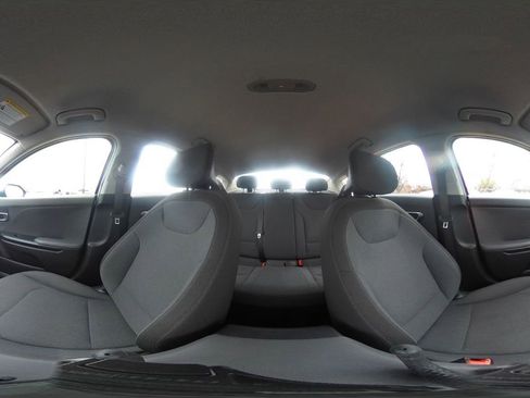 Used 2025 Kia K4 LXS image 41