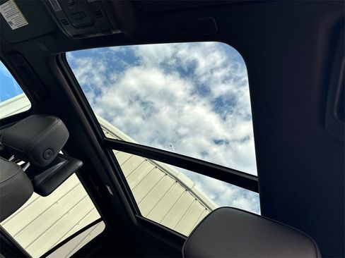 Used 2021 GMC Yukon XL Denali w/ Denali Premium Package image 34