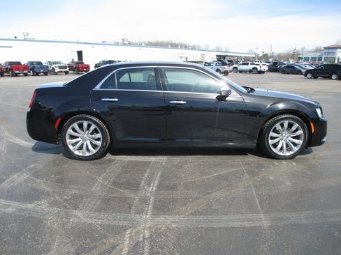 Used 2018 Chrysler 300 Limited w/ Safetytec Plus Group image 3