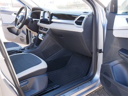 Certified 2025 Volkswagen Taos SE image 20