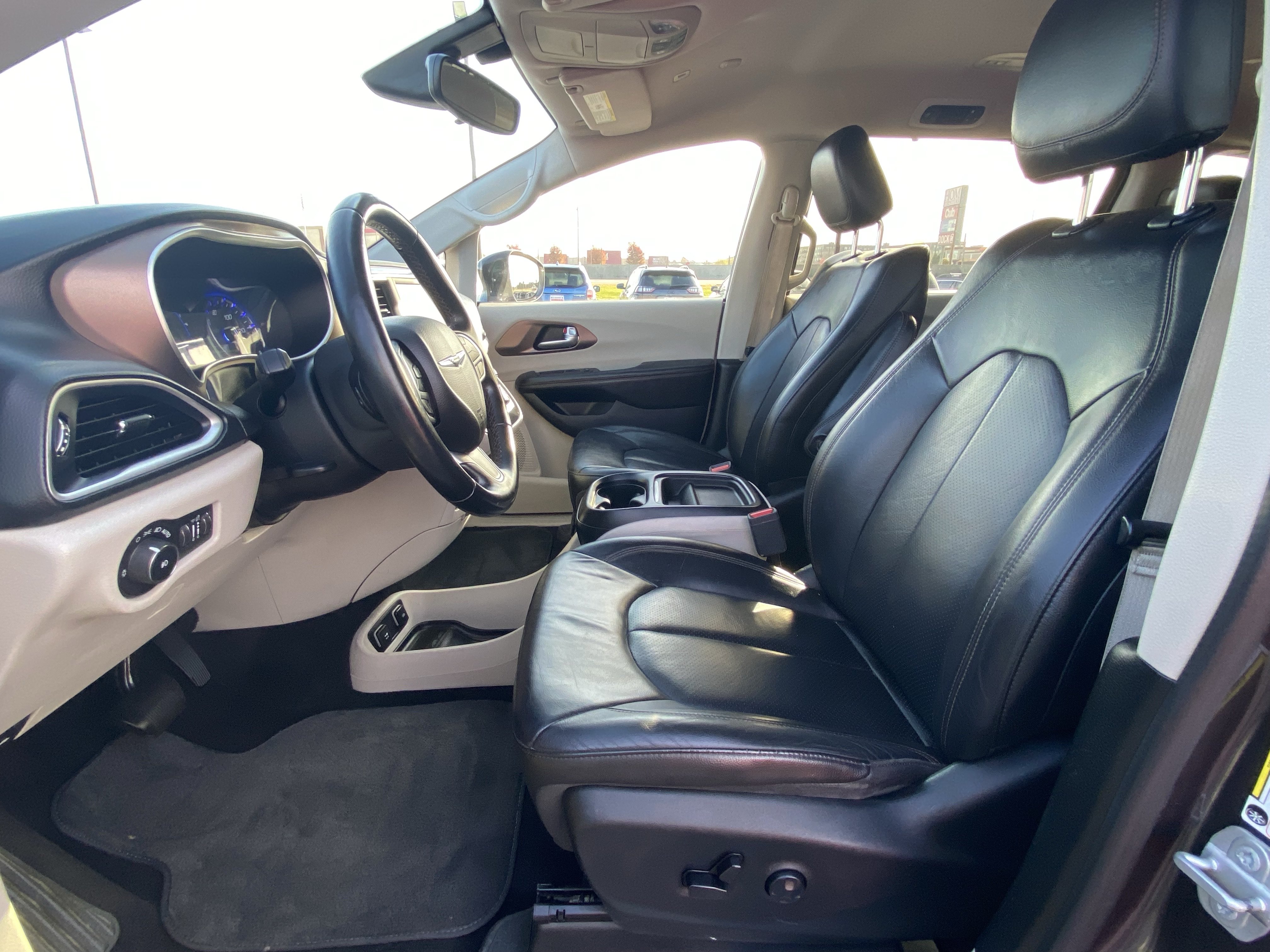 Used 2018 Chrysler Pacifica Touring-L FWD image 5