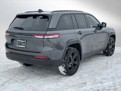 Used 2023 Jeep Grand Cherokee Altitude image 3