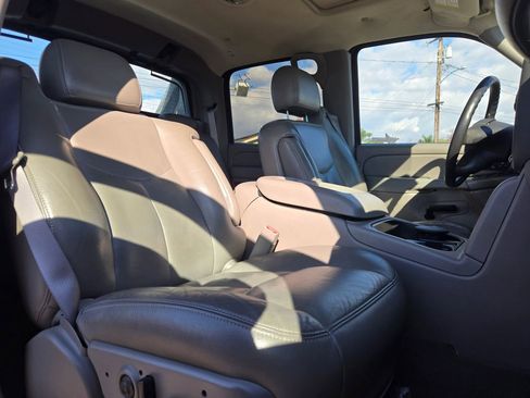 Used 2005 Chevrolet Avalanche LT w/ Preferred Equipment Group image 16