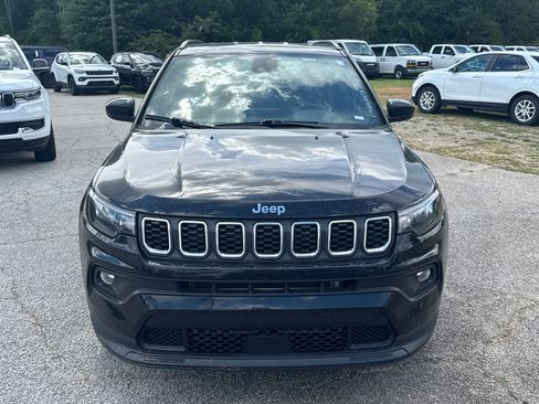 Used 2024 Jeep Compass Latitude AWD/4WD image 2