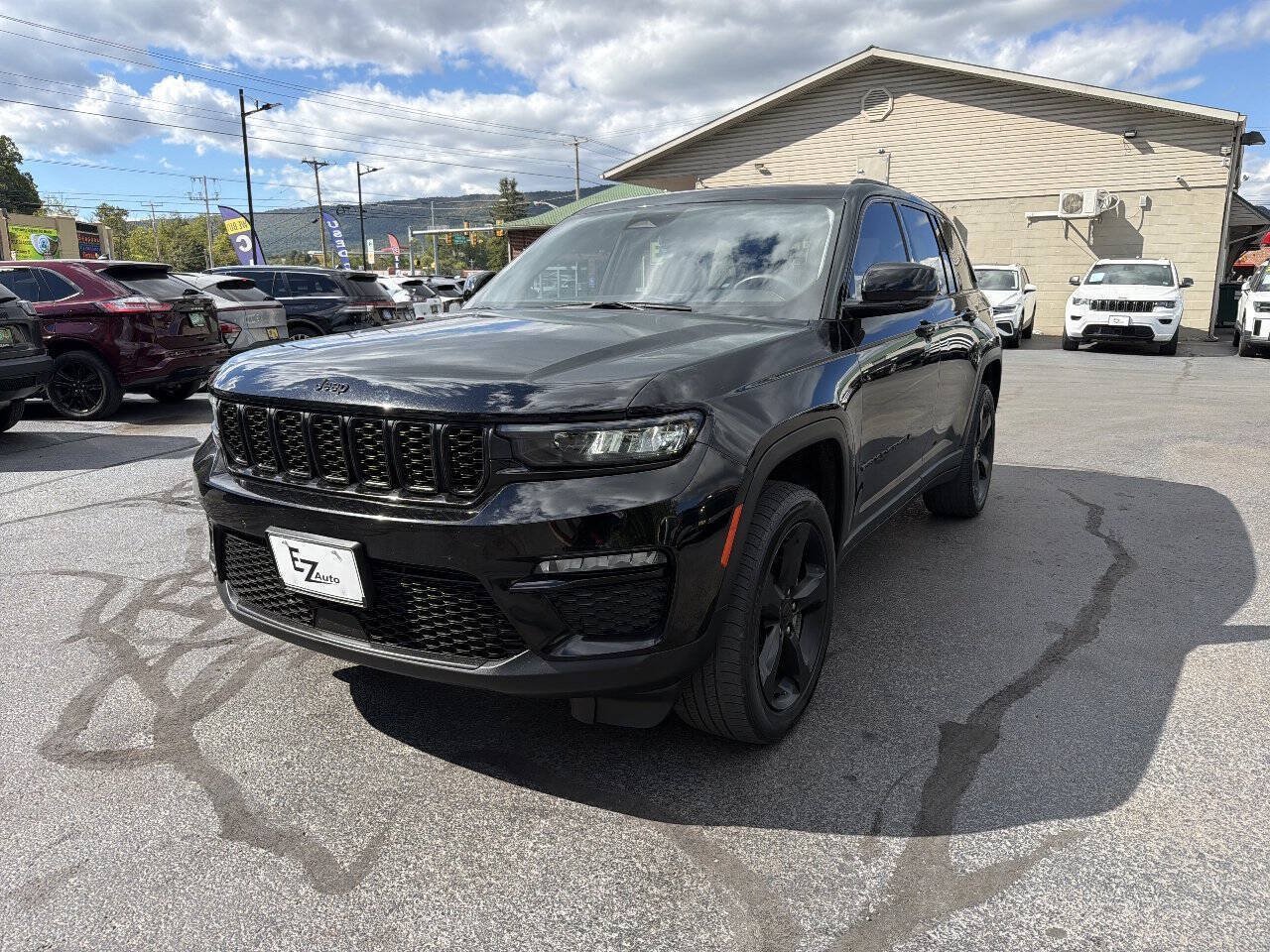 Used 2023 Jeep Grand Cherokee Limited w/ Black Appearance Package AWD/4WD image 4