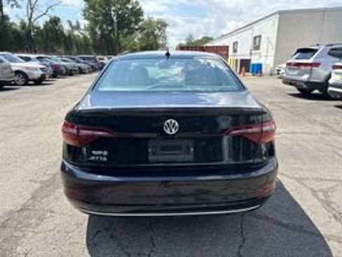 Used 2019 Volkswagen Jetta SE w/ Cold Weather Package FWD image 4