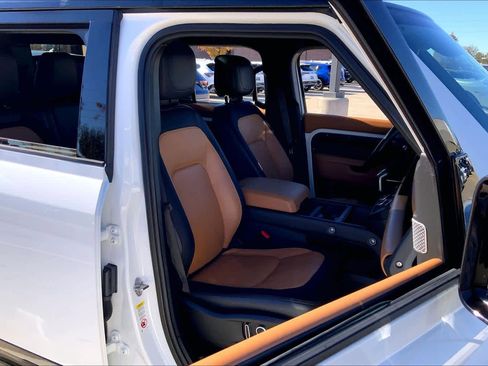 Used 2023 Land Rover Defender 130 X-Dynamic SE image 9