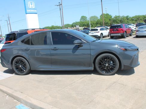 Used 2025 Toyota Camry SE image 3