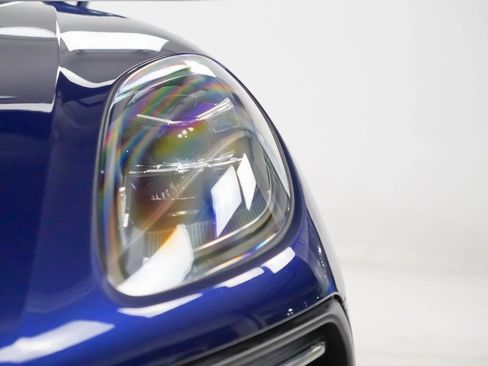 Certified 2022 Porsche Macan image 6