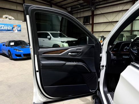 Used 2022 Cadillac Escalade Luxury AWD/4WD image 11
