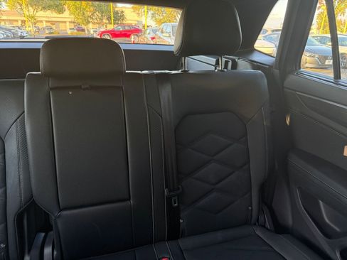 Used 2025 Volkswagen Atlas Cross Sport SE image 36