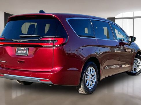 Used 2023 Chrysler Pacifica Touring-L FWD image 14