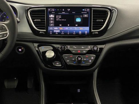 New 2026 Chrysler Pacifica Limited w/ Trailer Tow Group image 9