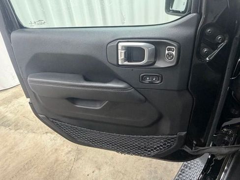 Used 2019 Jeep Wrangler Unlimited Sahara AWD/4WD image 15