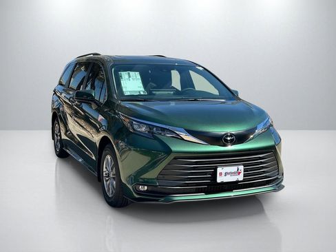 New 2026 Toyota Sienna XLE image 3