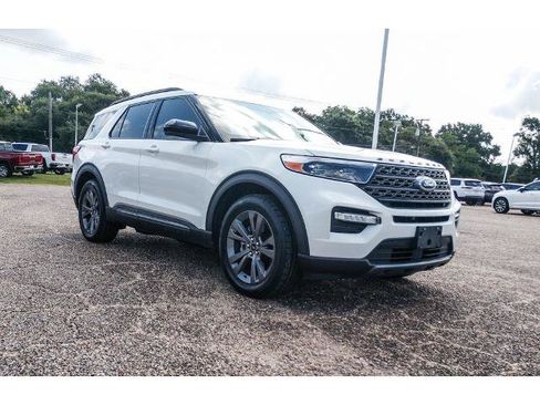 Certified 2023 Ford Explorer XLT w/ Equipment Group 202A RWD image 5