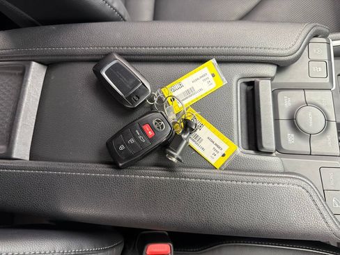 Used 2024 Toyota Grand Highlander AWD image 39