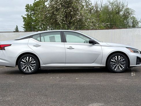 Used 2024 Nissan Altima 2.5 SV FWD image 3