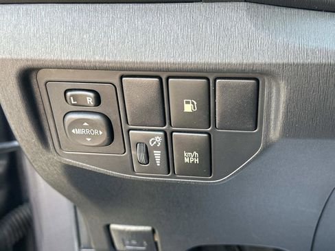 Used 2014 Toyota Prius Plug-In Hybrid image 29