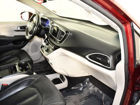 Used 2020 Chrysler Pacifica Touring-L FWD image 41