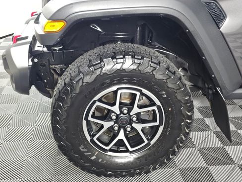 Used 2025 Jeep Wrangler Unlimited Rubicon w/ Convenience Group AWD/4WD image 9