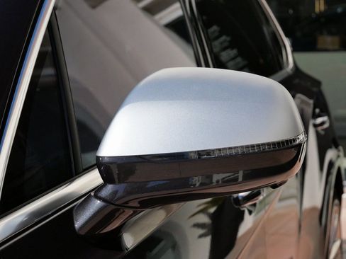 Used 2025 Bentley Bentayga Extended Wheelbase image 9