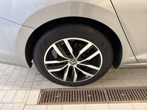 Certified 2025 Volkswagen Jetta SE FWD image 28