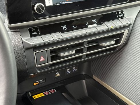 Used 2025 Toyota Camry SE image 21