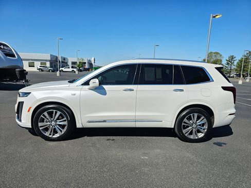 Used 2022 Cadillac XT6 Premium Luxury w/ Technology Package FWD image 2
