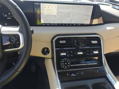 Used 2025 Nissan Armada Platinum image 8