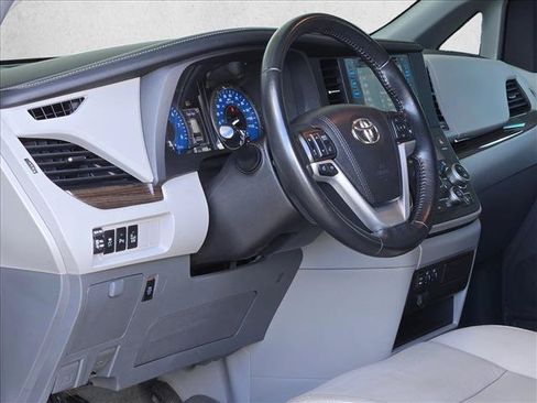 Used 2016 Toyota Sienna XLE w/ XLE Navigation Package FWD image 8