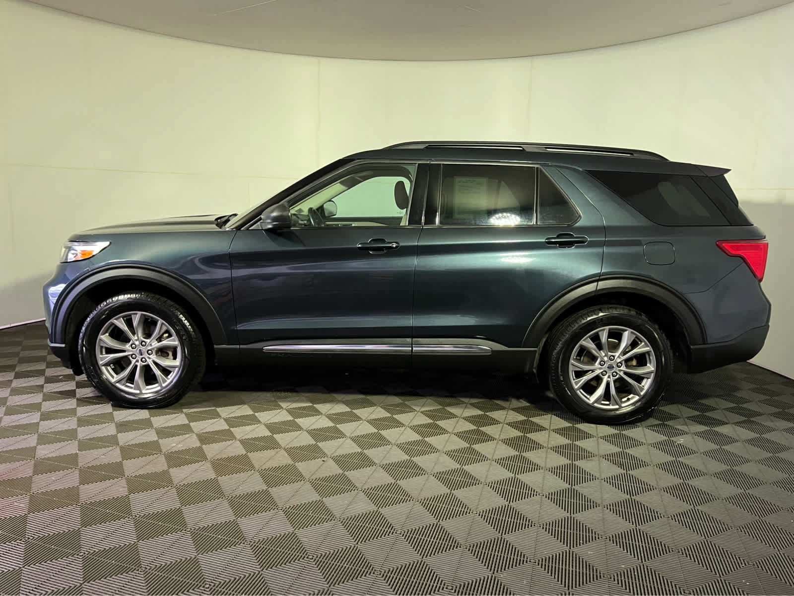 Used 2022 Ford Explorer XLT w/ Equipment Group 202A AWD/4WD image 4