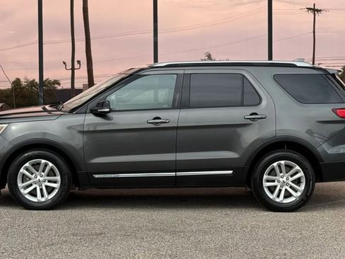 Used 2017 Ford Explorer XLT w/ Equipment Group 202A FWD image 4
