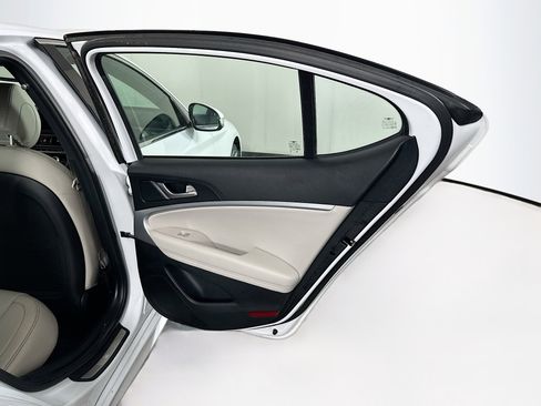 Used 2023 Genesis G70 2.0T image 29