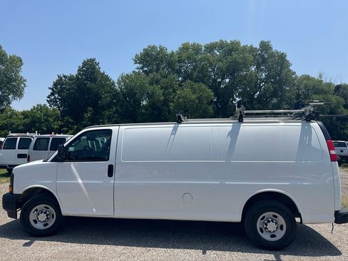 Used 2017 Chevrolet Express 2500 Extended RWD image 8
