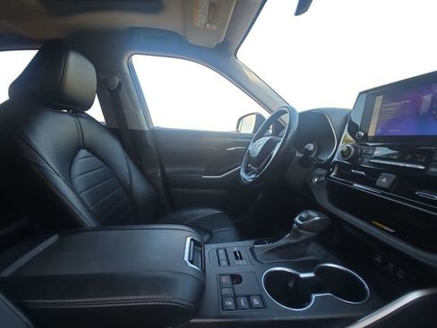 Used 2023 Toyota Highlander XLE AWD/4WD image 16