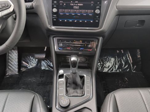 Used 2023 Volkswagen Tiguan SE AWD/4WD image 14