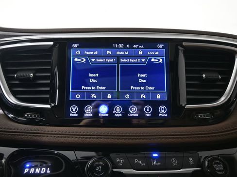 Used 2017 Chrysler Pacifica Limited FWD image 30