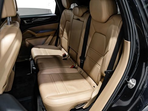Used 2019 Porsche Cayenne Sport Utility 4D image 17