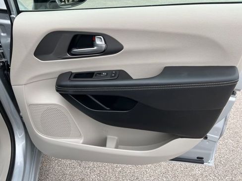 Used 2024 Chrysler Pacifica Touring-L image 20