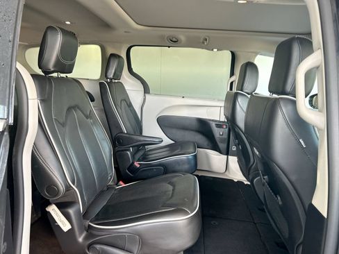 Used 2023 Chrysler Pacifica Limited FWD image 33