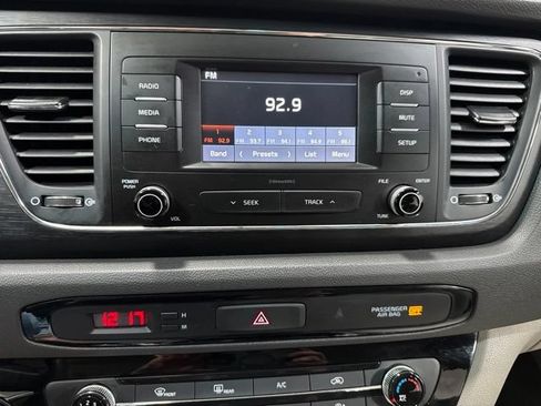Used 2018 Kia Sedona L FWD image 19