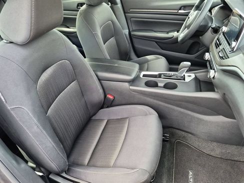 Used 2025 Nissan Altima 2.5 SV FWD image 27