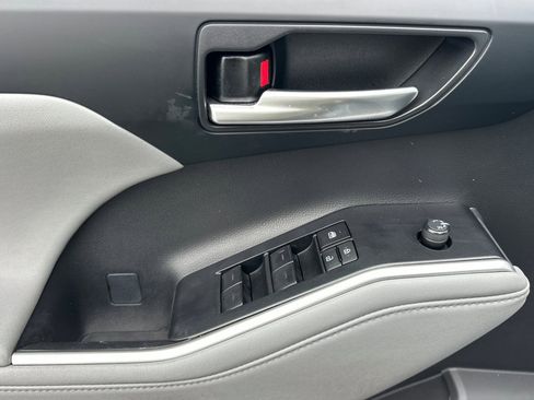 Used 2023 Toyota Highlander XLE w/ Protection Package #3 (TMS) FWD image 11