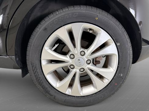 Used 2016 Kia Soul + FWD image 11