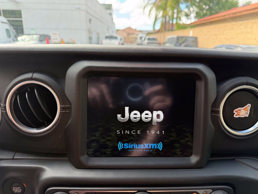 Used 2021 Jeep Gladiator Overland w/ Popular Equipment Package AWD/4WD image 25