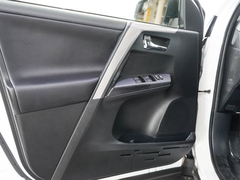 Used 2018 Toyota RAV4 XLE AWD/4WD image 18