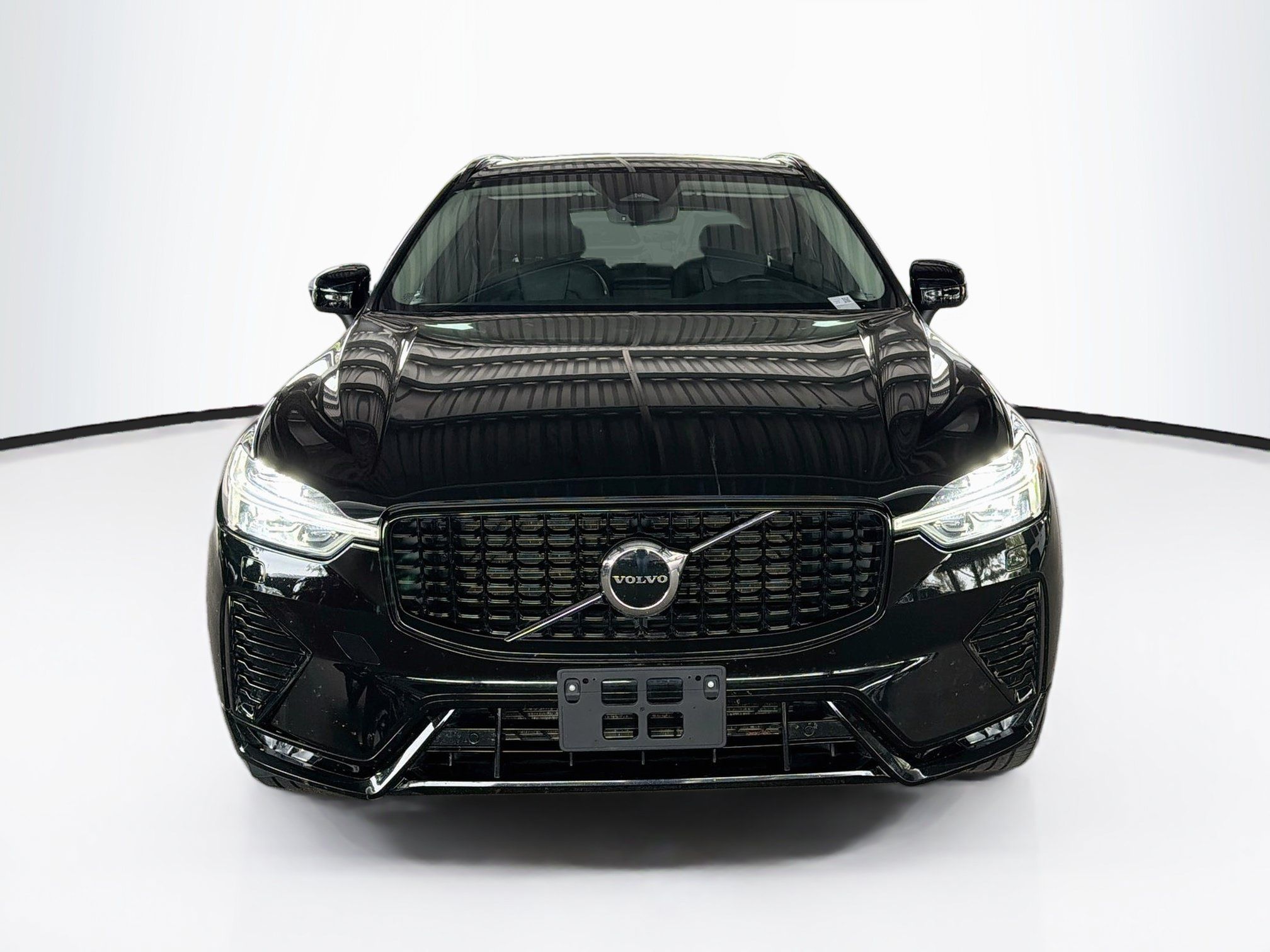 Used 2025 Volvo XC60 B5 Core AWD/4WD image 2