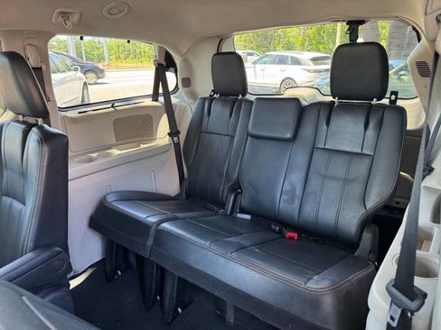 Used 2014 Chrysler Town & Country Touring FWD image 12