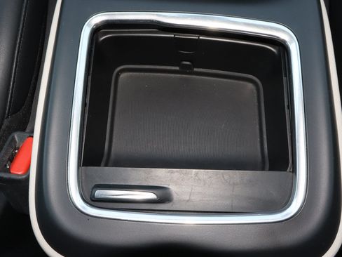Used 2023 Chrysler Pacifica Touring-L FWD image 21